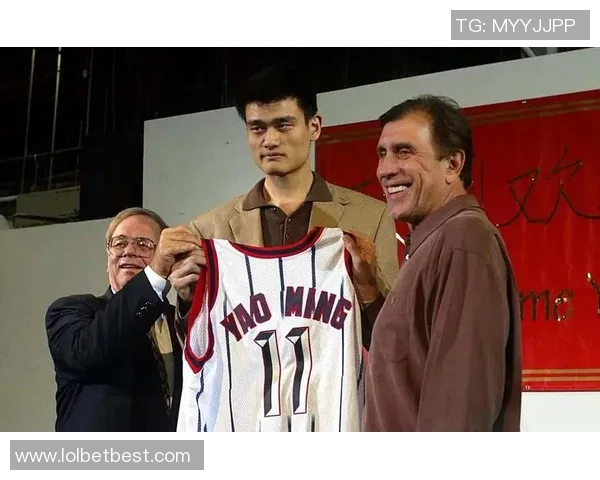 姚明故意打扮引发热议时尚风格与篮球巨星形象的完美结合