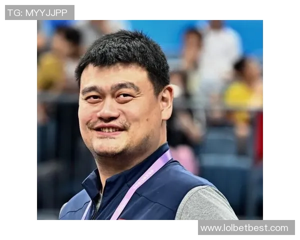 姚明颁奖时的灿烂笑容展现了运动员的风采与坚持的精神