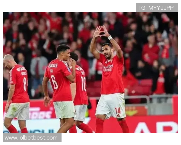 国王杯激战曼联与本菲卡平局点球大战引发全场热烈反响 国王杯激战曼联与本菲卡平局点球大战引发全场热烈反响