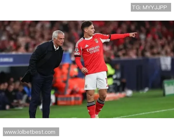 国王杯惊现冷门本菲卡与巴黎圣日耳曼战成平局引发全场震惊